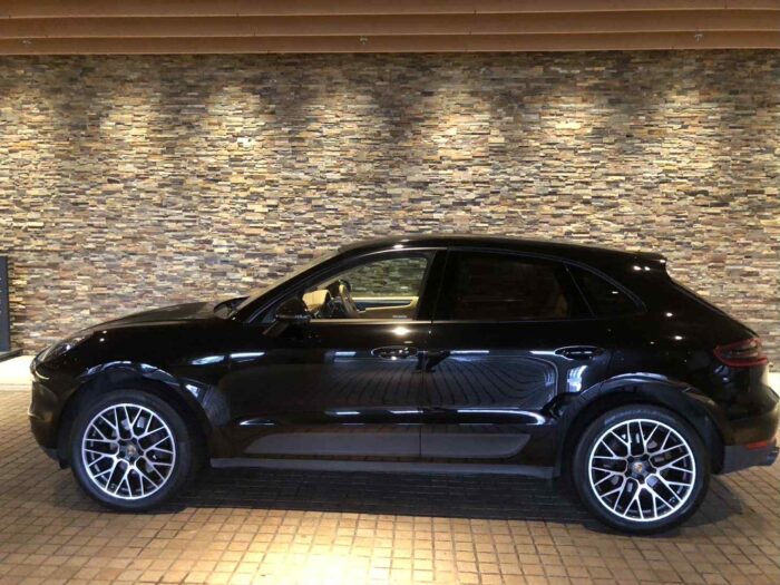 Porsche Macan (2) Porsche 2016 Macan